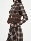Modella, marrone