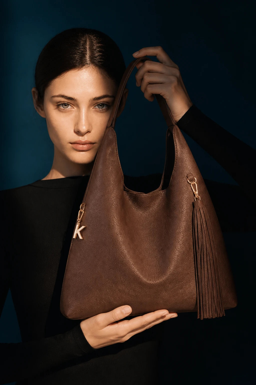 Campagna KASSANDRA con borsa hobo morbida